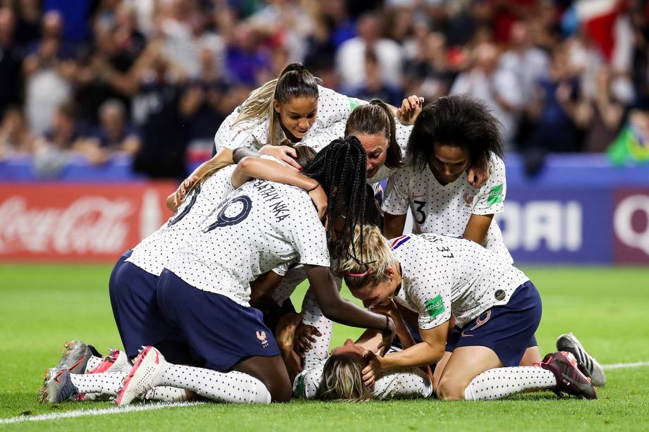 Jogadoras francesas comemoram vitória no jogo entre França e Brasil, válido pela Copa do Mundo Feminina 2019 Oitavas de final - 23/06/2019