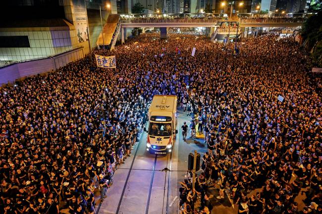 Manifestantes dão passagem para ambulância – Hong Kong