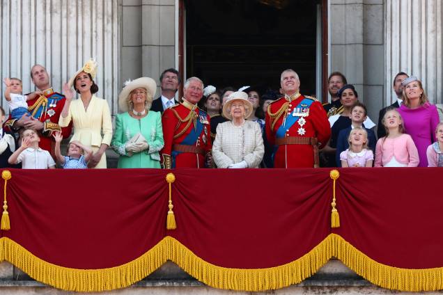 Rainha Elizabeth II assiste rodeada dos membros da família real britânica à apresentação da Equipe Aerobática da Força Aérea Real Red Arrows durante a parada anual Trooping the Colour, em Londres - 08/06/2019 Rainha Elizabeth II assiste rodeada dos membros da família real britânica à apresentação da Equipe Aerobática da Força Aérea Real Red Arrows durante a parada anual Trooping the Colour, em Londres - 08/06/2019