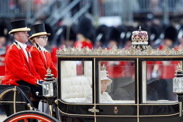 A rainha Elizabeth II chega de carruagem para os desfiles em homenagem ao seu aniversário no Palácio de Buckingham, em Londres - 08/06/2019 A rainha Elizabeth II chega de carruagem para os desfiles em homenagem ao seu aniversário no Palácio de Buckingham, em Londres - 08/06/2019