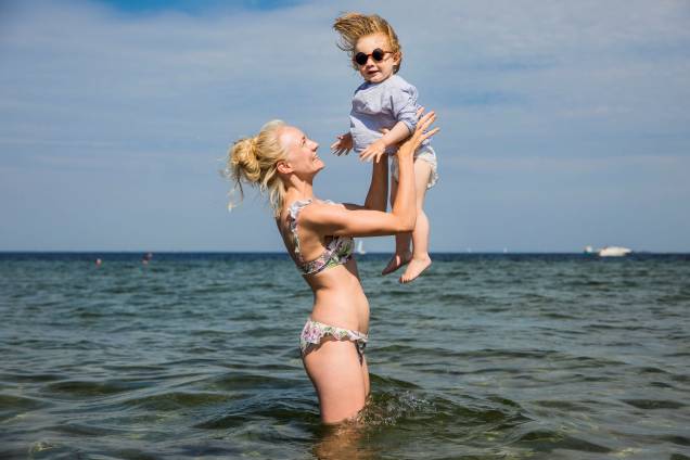 Mulher e criança se banham no Amager Strandpark - parque público à beira-mar localizado em Copenhague, capital da Dinamarca - 25/06/2019 Mulher e criança se banham no Amager Strandpark - parque público à beira-mar localizado em Copenhague, capital da Dinamarca - 25/06/2019