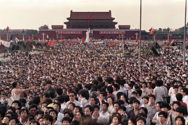 Pessoas reunidas na Praça Tiananmen durante um protesto pró-democracia em Pequim- 02/06/1989 Pessoas reunidas na Praça Tiananmen durante um protesto pró-democracia em Pequim- 02/06/1989
