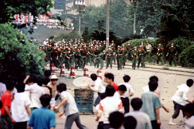 Estudantes chineses atirando pedras em tropas durante tumultos após a proclamação da lei marcial na cidade de Chengdu, capital da província de Sichuan, na China - 04/06/1989 Estudantes chineses atirando pedras em tropas durante tumultos após a proclamação da lei marcial na cidade de Chengdu, capital da província de Sichuan, na China - 04/06/1989