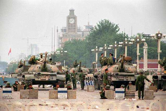 Tanques do Exército de Libertação do Povo (PLA) e soldados guardando a Avenida Chang'an, na Praça da Paz Celestial em Pequim - 06/06/1989 Tanques do Exército de Libertação do Povo (PLA) e soldados guardando a Avenida Chang'an, na Praça da Paz Celestial em Pequim - 06/06/1989
