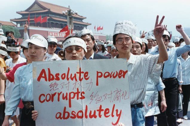 Grupo de jornalistas apoia o protesto pró-democracia na Praça da Paz Celestial, Pequim, China - 17/05/1989 Grupo de jornalistas apoia o protesto pró-democracia na Praça da Paz Celestial, Pequim, China - 17/05/1989
