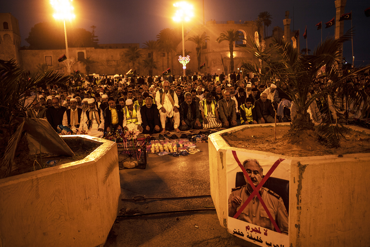 Manifestantes protestam contra a ofensiva militar ordenada por Khalifa Haftar,  na Praça dos Mártires, em Trípoli, na Líbia -  26/04/2019