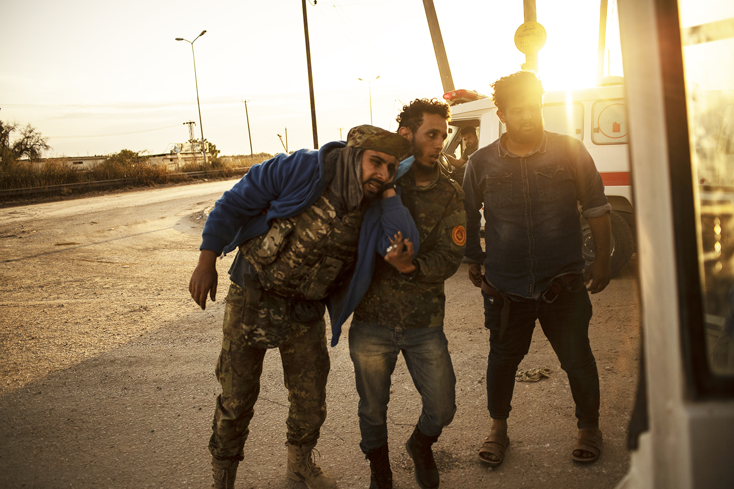 Membro do grupo Katiba é ferido durante confronto para retomar o antigo aeroporto internacional da cidade, ocupado pelas forças militares de Khalifa Haftar - 02/05/2019