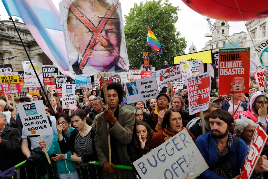 Manifestantes lotam um bloqueio em Whitehall durante protesto contra a visita de Estado do presidente dos Estados Unidos, Donald Trump, no centro de Londres - 04/06/2019