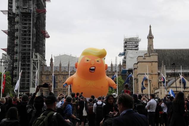 O balão 'Baby Trump' é visto sobre os manifestantes durante um protesto contrário à visita do presidente dos Estados Unidos em Londres - 04/06/2019 O balão 'Baby Trump' é visto sobre os manifestantes durante um protesto contrário à visita do presidente dos Estados Unidos em Londres - 04/06/2019