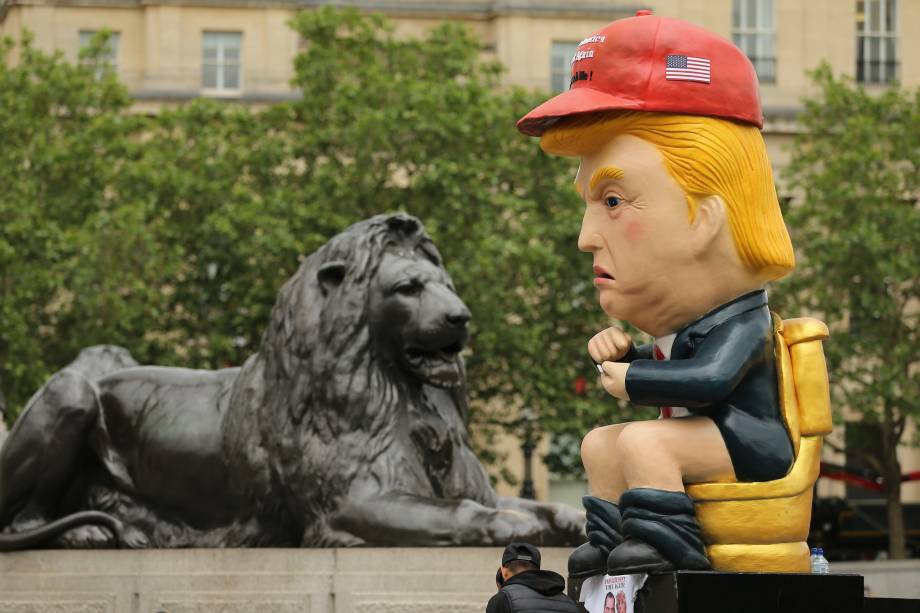 Imagem do presidente dos Estados Unidos sentado em um vaso sanitário e com um celular na mão é vista durante protesto contra a visita de Donald Trump ao Reino Unido - 04/06/2019