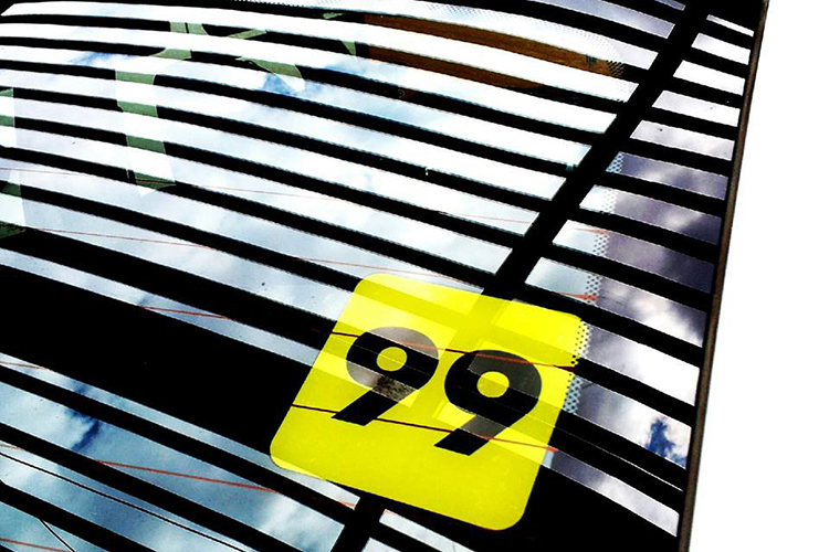 Selo do aplicativo 99 Táxi em veículo
