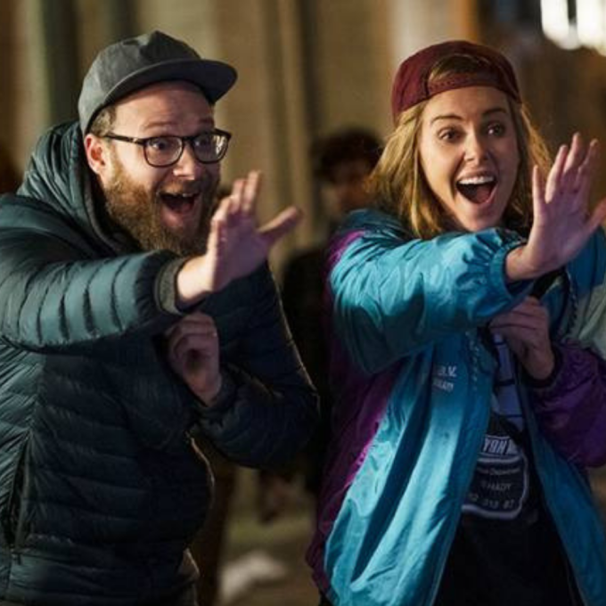Charlize e Seth Rogen são mesmo um “Casal Improvável”, mas convencem 100%