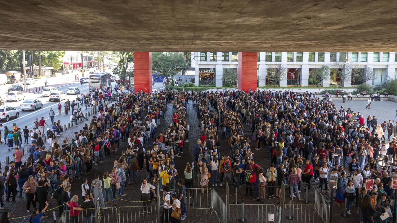 Fila gigante no vão livre do Masp para exposição de Tarsila do Amaral, no dia de entrada gratuita
