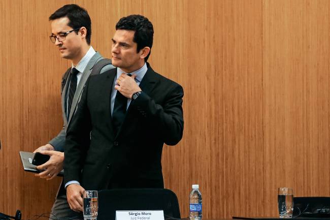 Novos diálogos revelam que Moro orientava ilegalmente ações da Lava Jato