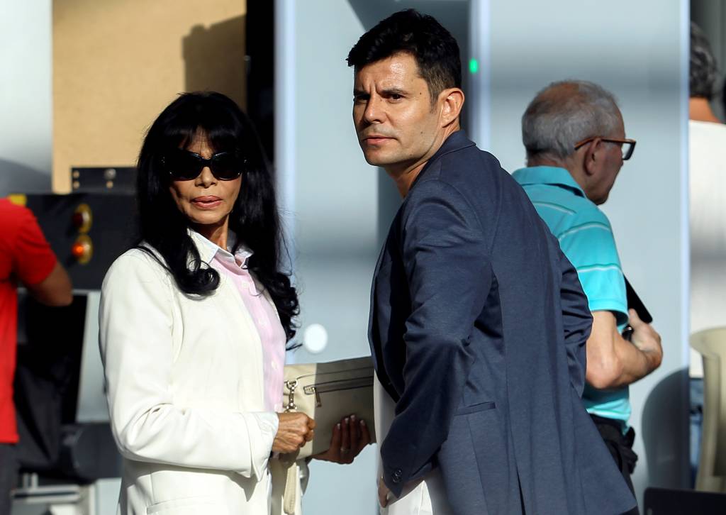 Javier Sanchez-Santos, who claims to be the son of award-winning Spaniard Julio Iglesias, arrives to appear before a court in Valencia Javier Sanchez-Santos, que alega ser filho do cantor Julio Iglesias, chega ao tribunal de Valência junto com sua mãe, Maria Edite Santos