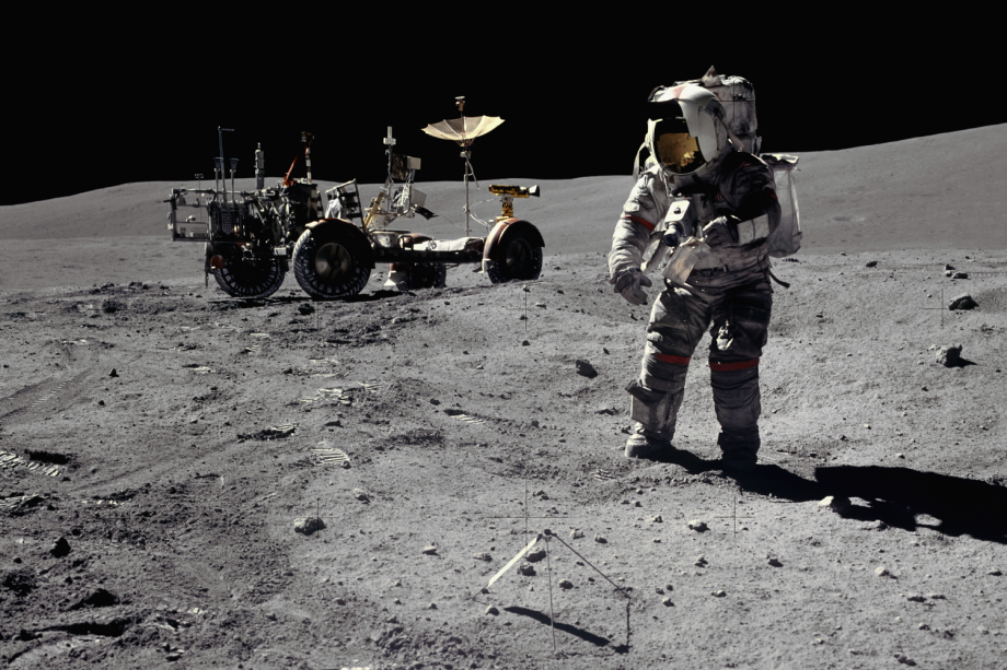 Astronauta da missão Apollo 16 na superfície da Lua - 16/04/1972 Astronauta da missão Apollo 16 na superfície da Lua - 16/04/1972