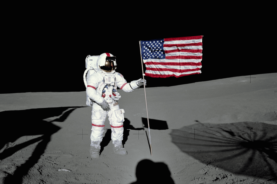 Alan Shepard coloca bandeira americana na Lua - 31/01/1971 Alan Shepard coloca bandeira americana na Lua - 31/01/1971