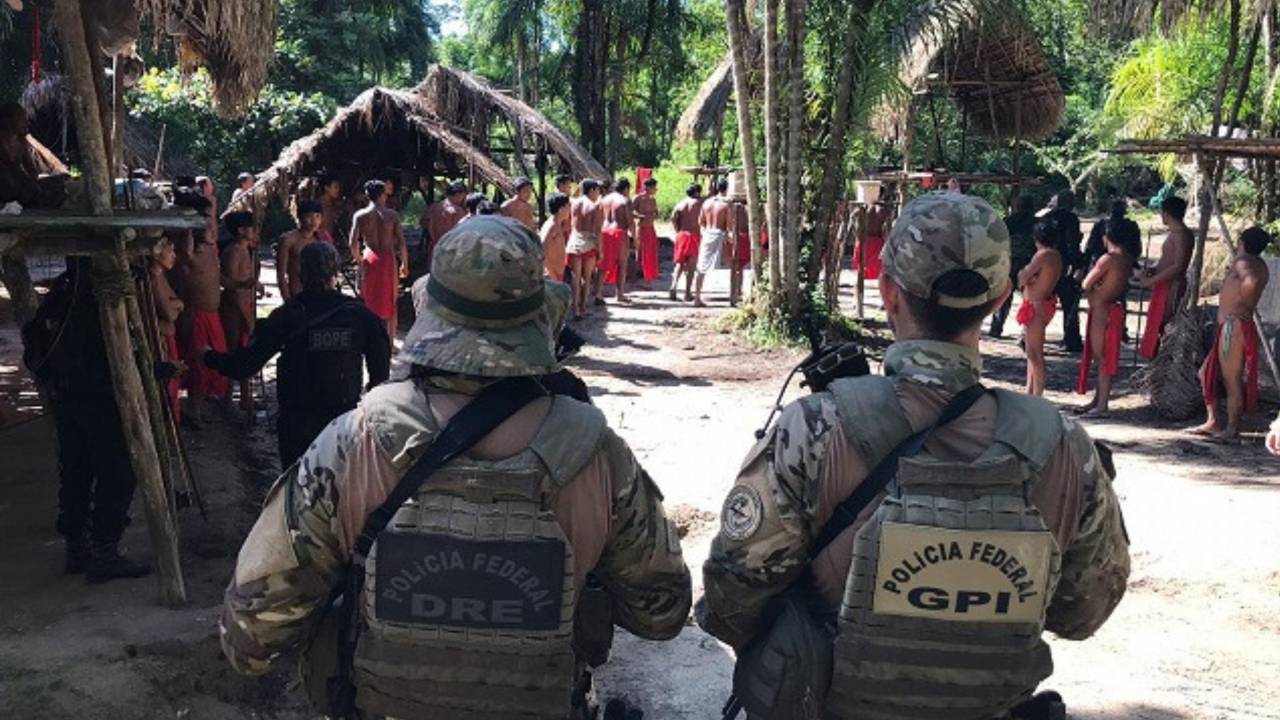 Policiais federais durante investigação conduzida em aldeia do povoado waiãpi, no Amapá