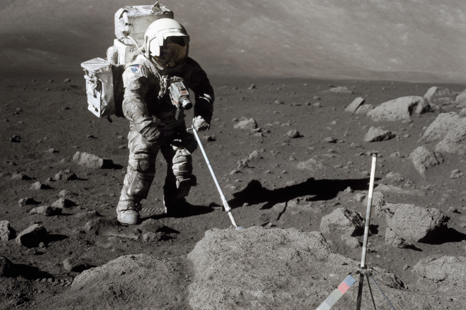 Astronauta da missão Apollo 17 coleta amostras da superfície da Lua - 07/12/1972 Astronauta da missão Apollo 17 coleta amostras da superfície da Lua - 07/12/1972