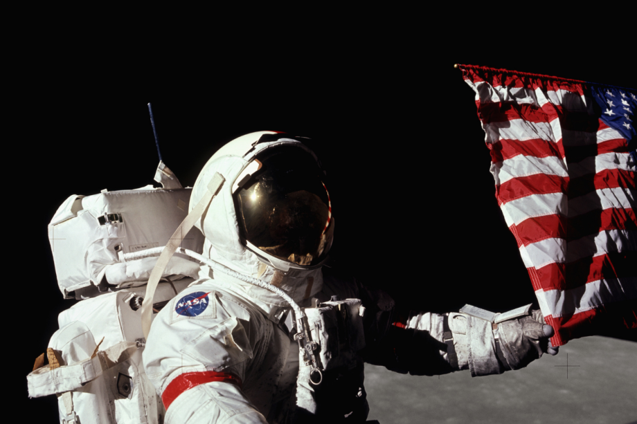 Gene Cernan, astronauta da missão Apollo 17, toca em bandeira americana na Lua - 07/12/1972 Gene Cernan, astronauta da missão Apollo 17, toca em bandeira americana na Lua - 07/12/1972