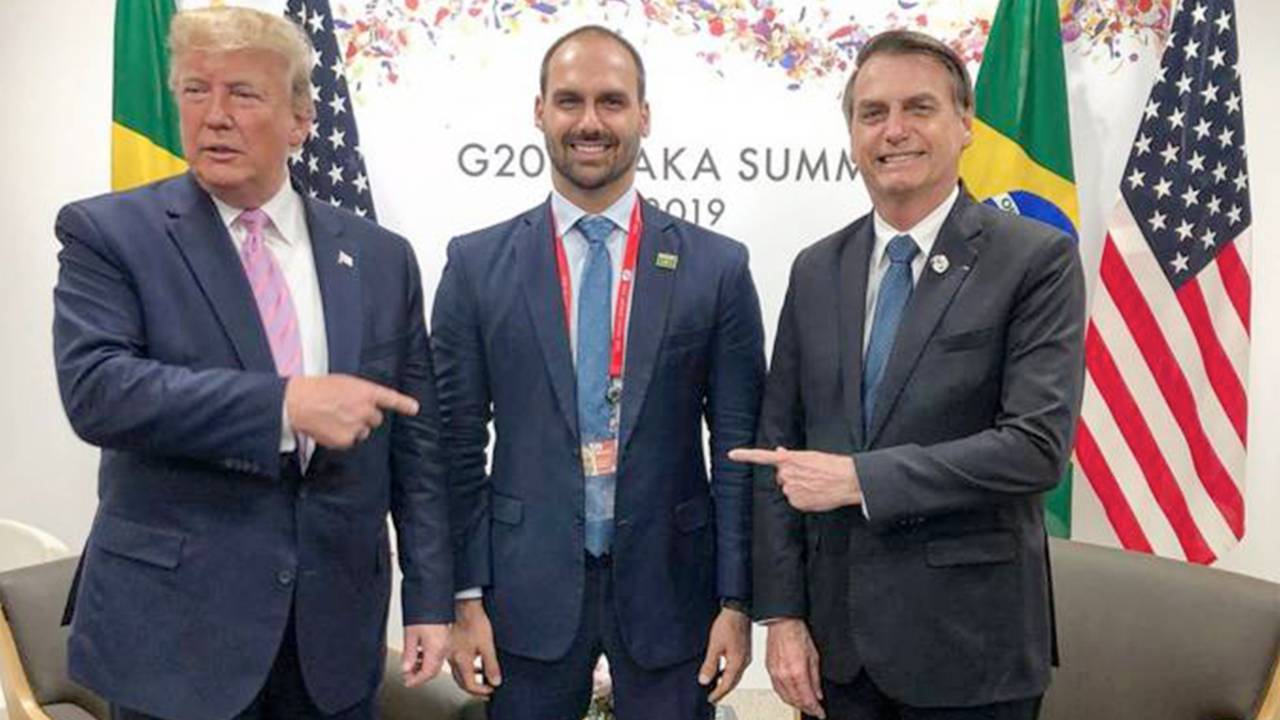 Donald Trump, com Eduardo e Jair Bolsonaro.