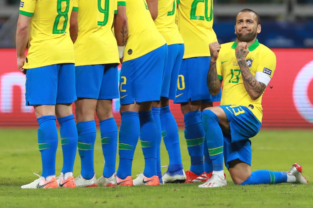 Daniel Alves? A seleção precisa dar uma arejada nessa rodinha de amigos