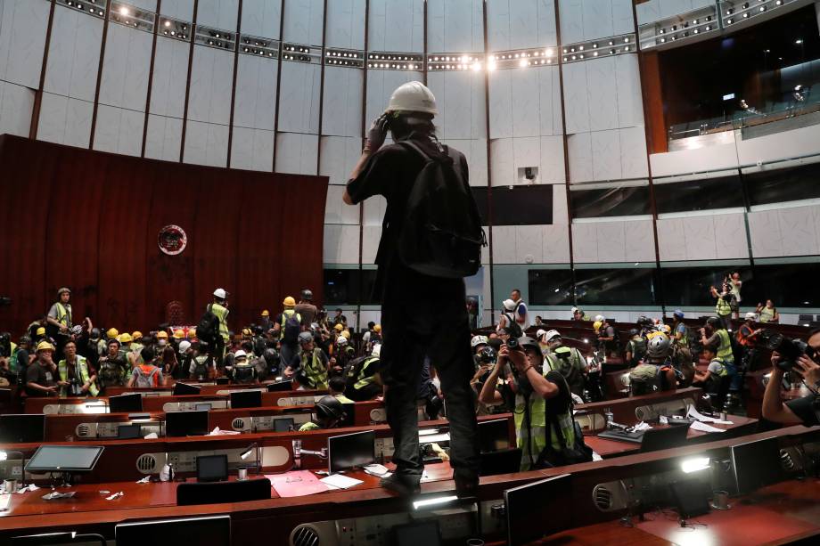 Manifestantes são vistos dentro da câmara depois que invadiram o prédio do Conselho Legislativo durante o aniversário da transferência de Hong Kong para a China - 01/07/2019