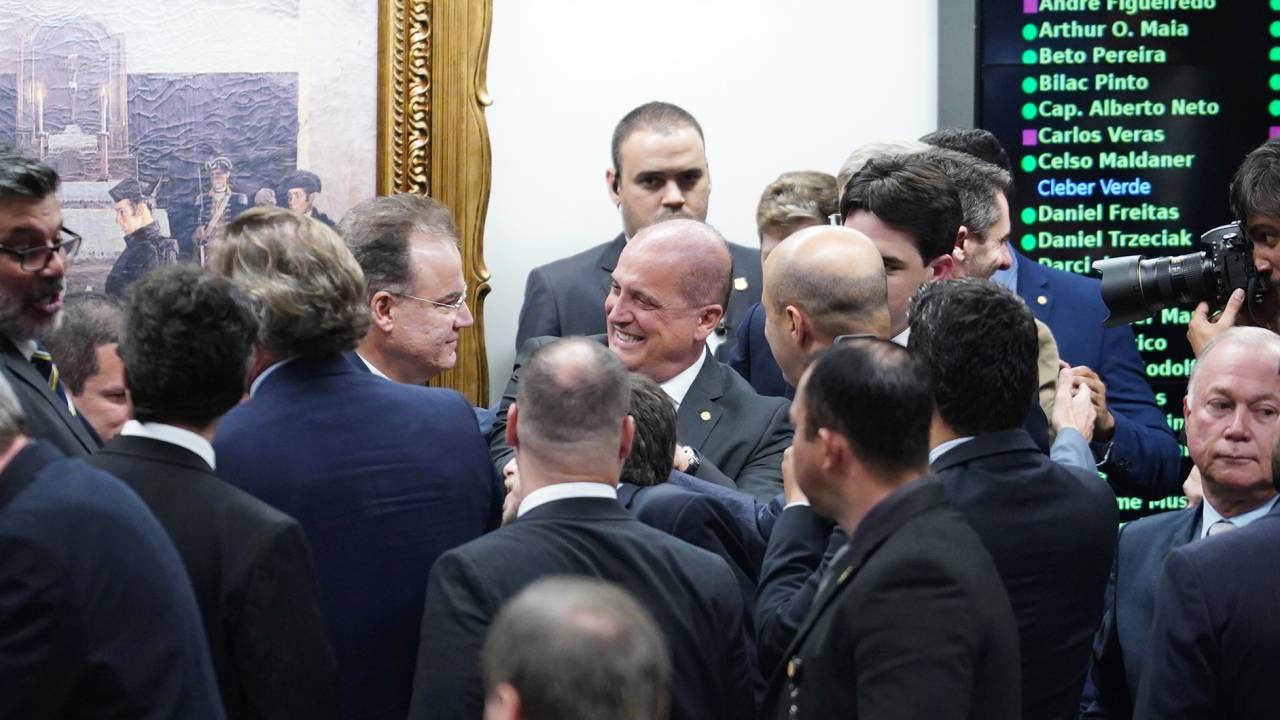 Deputados comemoram aprovação do relatório da Previdência (04/07/2019)