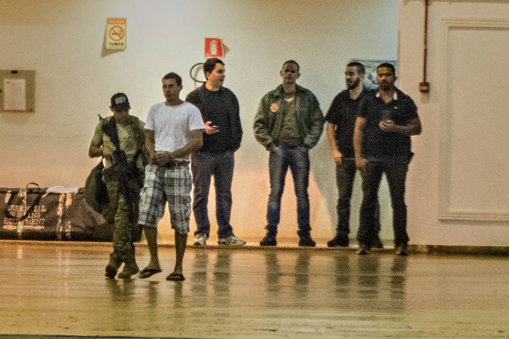Policiais da Policia Federal escoltam presos da Operação Hashtag, contra terrorismo, ao chegar ao hangar da PF, nesta quinta, 21. Policiais da Policia Federal escoltam presos da Operação Hashtag, contra terrorismo, ao chegar ao hangar da PF, nesta quinta, 21.