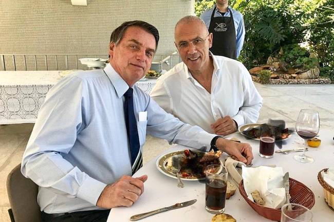 Israeli ambassador Yossi Shelley E Jair Bolsonaro eat lunch in Brasilia.jpg