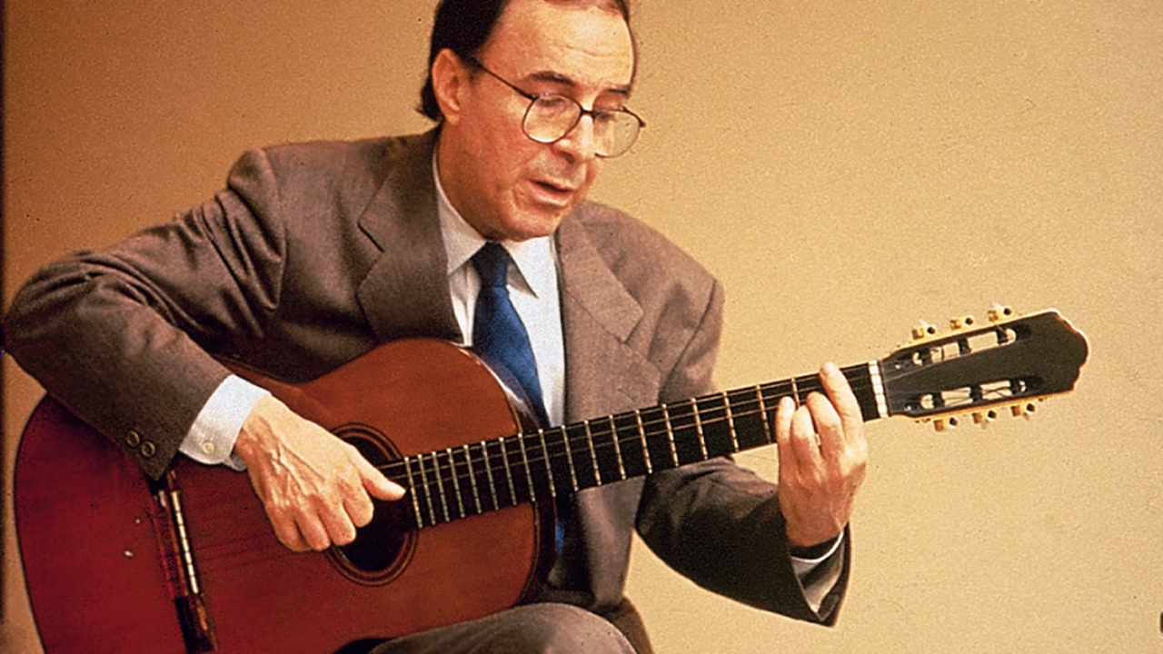 O dono do banquinho e o violão: ícones da MPB e familiares contam como era o cotidiano do artista recluso e genial