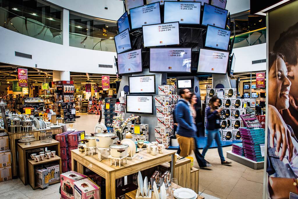 Vendas do varejo recuam 0,3% em julho, quarto mês seguido de queda