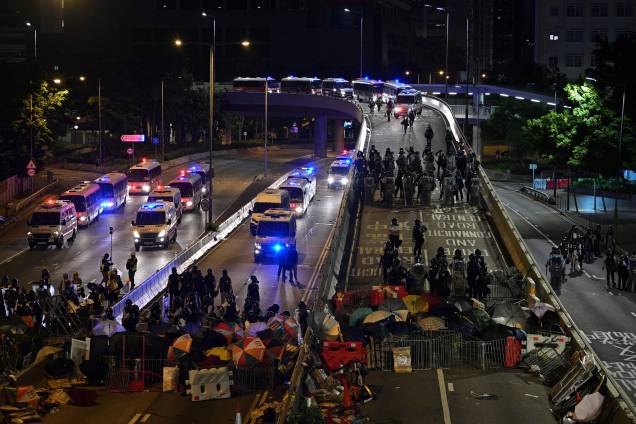 Polícia monta guarda nas estradas depois que manifestantes invadiram a sede do governo em Hong Kong. A polícia de choque disparou gás lacrimogêneo enquanto tentavam desalojar os manifestantes - 01/07/2019 Polícia monta guarda nas estradas depois que manifestantes invadiram a sede do governo em Hong Kong. A polícia de choque disparou gás lacrimogêneo enquanto tentavam desalojar os manifestantes - 01/07/2019