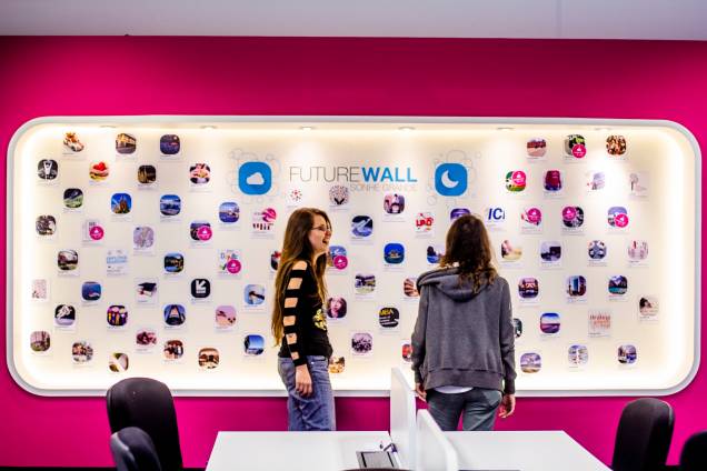 No "Future Wall", os funcionarios da Movile colocam fotos com suas metas e sonhos a conquistar (Foto: Heitor Feitosa/VEJA) No "Future Wall", os funcionarios da Movile colocam fotos com suas metas e sonhos a conquistar (Foto: Heitor Feitosa/VEJA)
