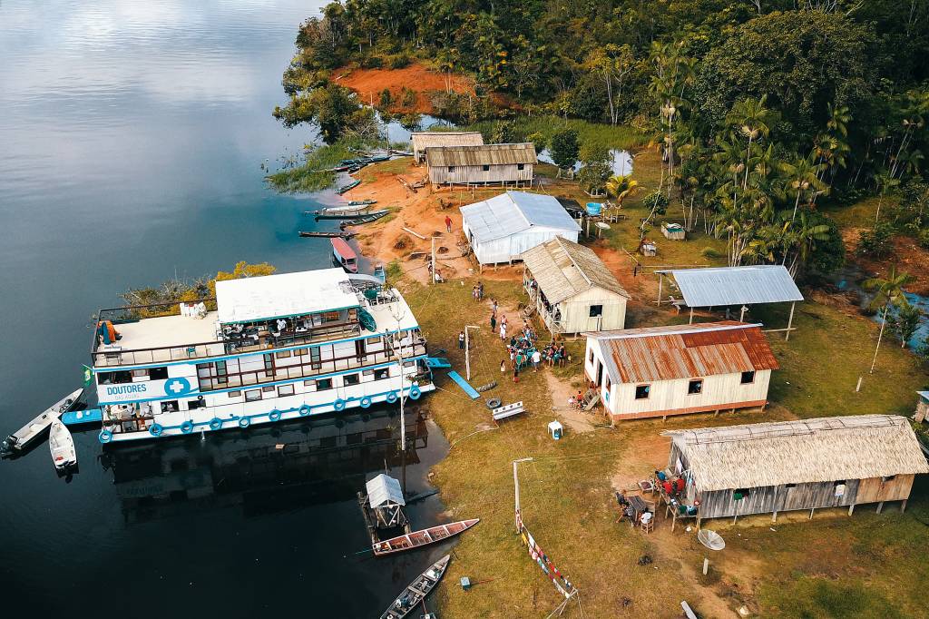 Barco leva atendimento médico e odontológico a populações desassistidas