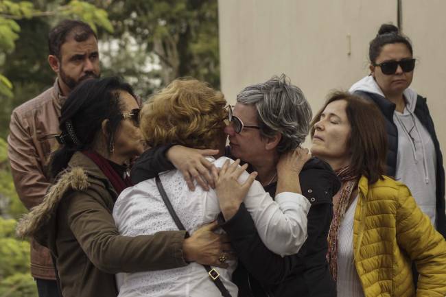 Amigos e familiares durante velório e enterro da escritora atriz e roteirista Fernanda Young no Cemitério de Congonhas, zona sul de São Paulo Amigos e familiares durante velório e enterro da escritora atriz e roteirista Fernanda Young no Cemitério de Congonhas, zona sul de São Paulo