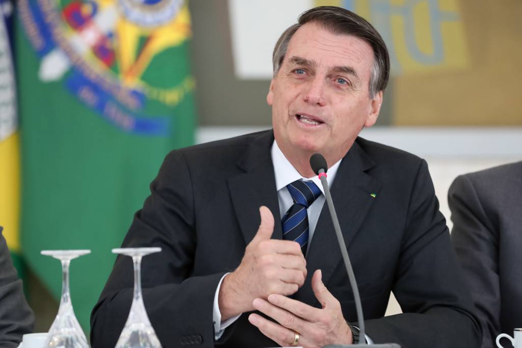 Bolsonaro assina decreto que proíbe queimadas no Brasil por 60 dias
