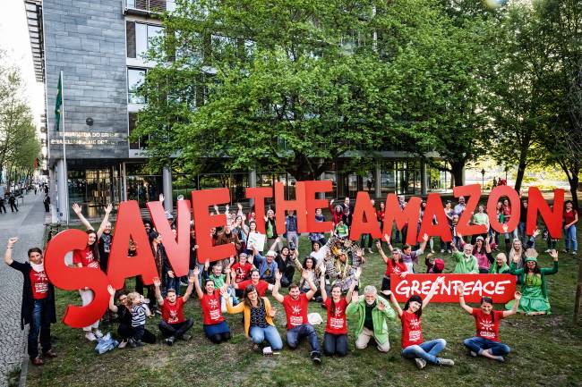 All Eyes on the Amazon Solidarity Protest in BerlinSolidaritaetsveranstaltung in Berlin fuer den Schutz des Amazonas Regenwalds