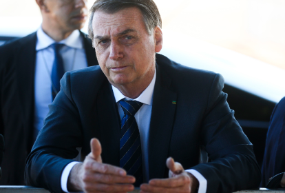 O presidente Jair Bolsonaro fala com a imprensa na saída do Palácio da Alvorada