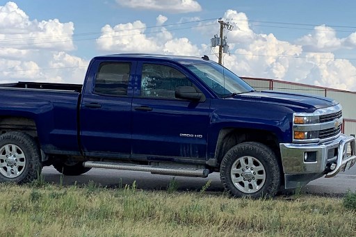 Carro encontrado com diversas várias marcas após ataque em rodovia entre Odessa e Midland, no Texas