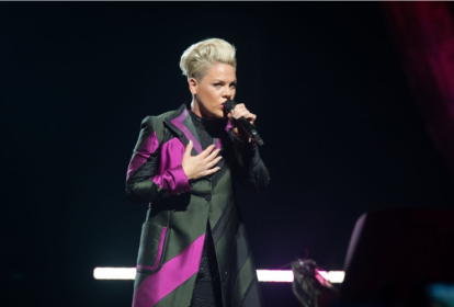 A cantora Pink durante apresentação em Naverre, França