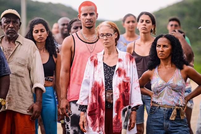 FILME BACURAU 31.JPG Sonia Braga (no centro) em cena de