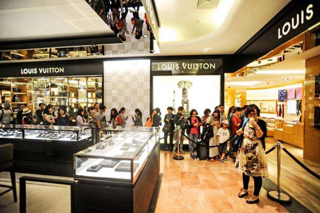 A FILA CRESCE – Chineses numa loja de luxo em Paris: compras em alta A FILA CRESCE - Chineses numa loja de luxo em Paris: compras em alta