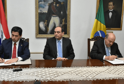 O embaixador do Brasil em Assunção, Carlos Alberto Simas Magalhães (dir.), assina anulação do acordo com autoridades paraguaias: recuo para evitar crise maior - 01/08/2019