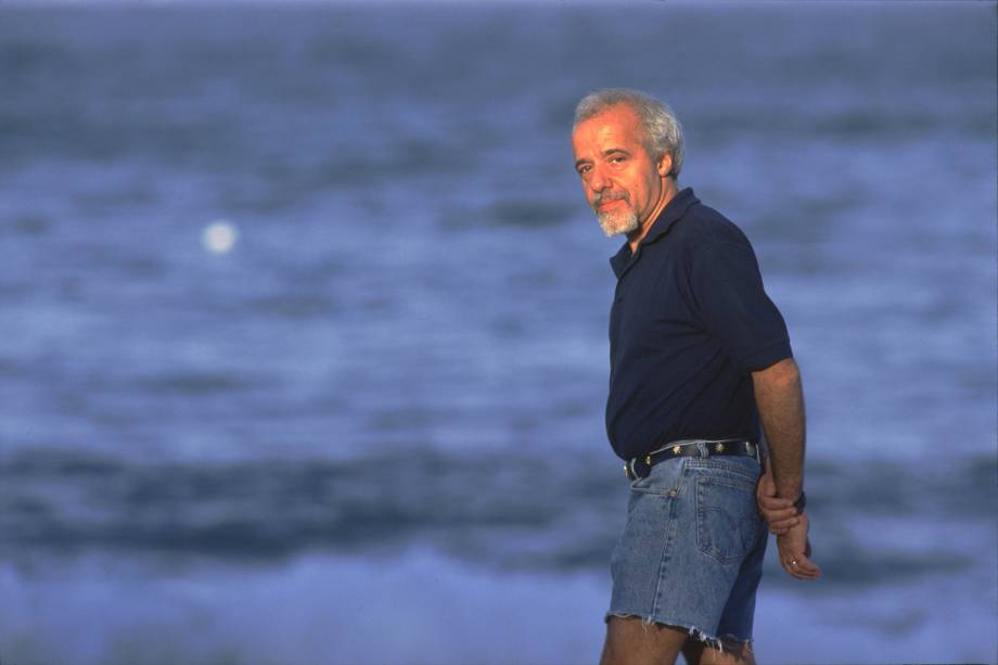 Paulo Coelho na Praia de Copacabana, em 1998.