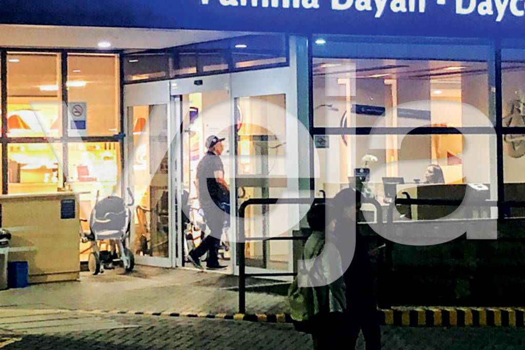 ROTINA HOSPITALAR - O ex-assessor chega sozinho, de bon&eacute; preto e &oacute;culos de grau...