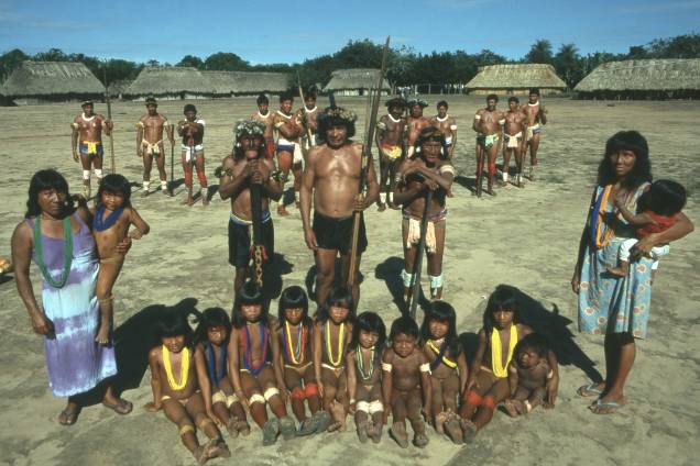 Cacique Kuiussi, da tribo suya, com os pajés, as duas esposas e as crianças, na aldeia rikô, Parque Nacional do Xingu, em 1999. Cacique Kuiussi, da tribo suya, com os pajés, as duas esposas e as crianças, na aldeia rikô, Parque Nacional do Xingu, em 1999.
