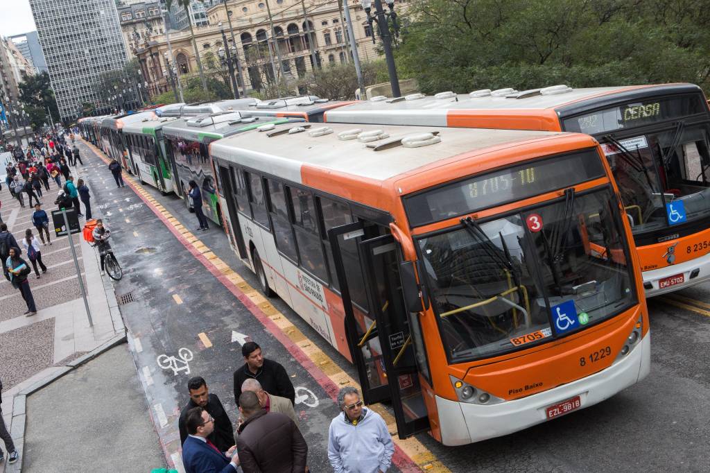 Motoristas de ônibus aprovam greve em São Paulo para sexta-feira