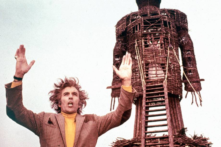 O HOMEM DE PALHA (1973) - Um detetive de polícia é mandado a uma remota ilha escocesa para procurar uma garota desaparecida — e encontra uma comunidade imersa em rituais sinistros O HOMEM DE PALHA (1973) - Um detetive de polícia é mandado a uma remota ilha escocesa para procurar uma garota desaparecida — e encontra uma comunidade imersa em rituais sinistros