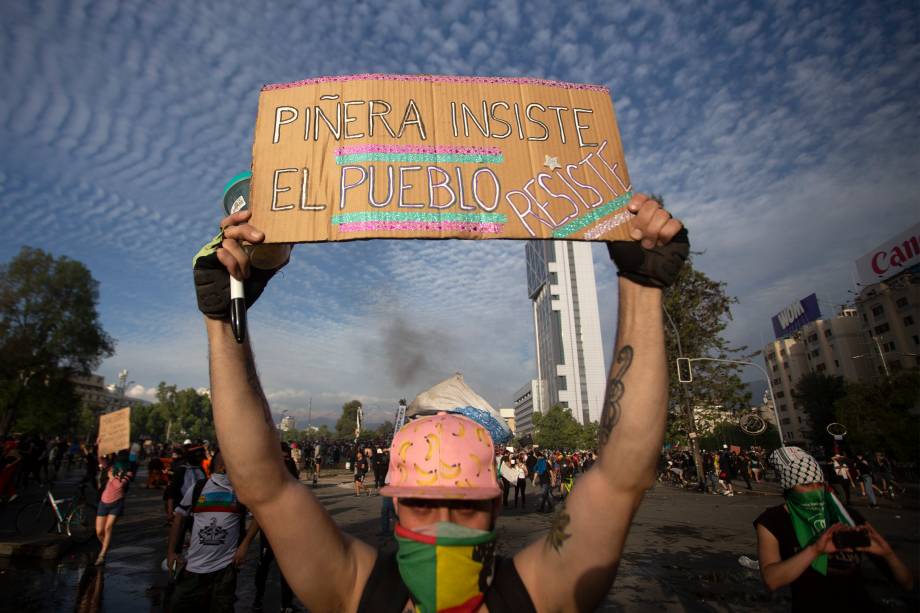 Manifestante em protesto contra o governo em Santiago, Chile - 22/10/2019